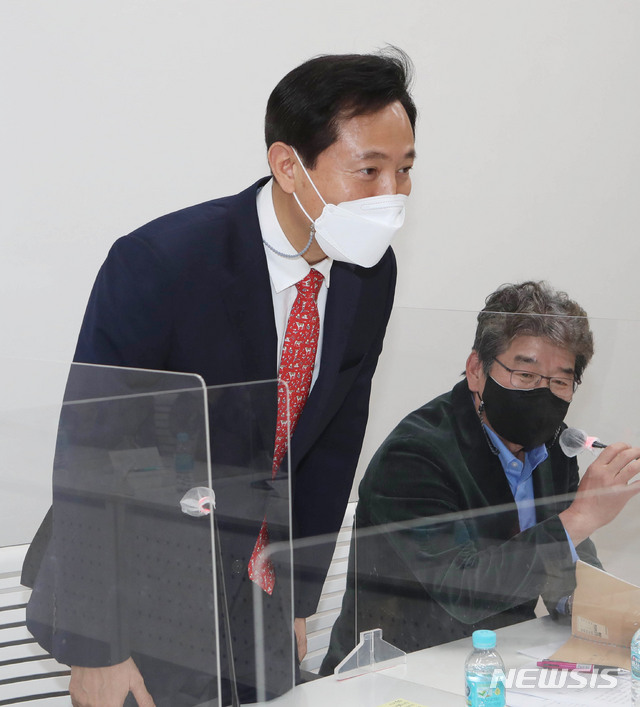 [서울=뉴시스]국회사진기자단 = 국민의힘 오세훈 서울시장 후보가 11일 서울 마포구 마포현대빌딩에서 열린 '더좋은세상으로(마포포럼)' 세미나에서 인사하고 있다. 2021.03.11. photo@newsis.com