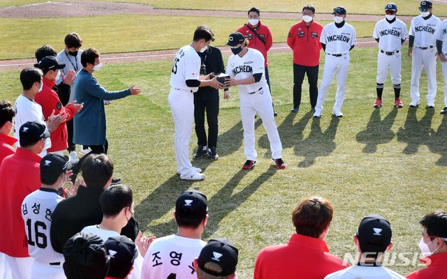 [부산=뉴시스] 하경민 기자 = 추신수(39·SSG 랜더스) 선수가 11일 오후 부산 사직야구장에서 연습경기가 끝난 팀에 합류, 선수단과 첫 인사를 하면서 자신에게 등번호 '17번'을 양보한 이태양 선수에게 시계를 선물하고 있다. 2021.03.11. yulnetphoto@newsis.com