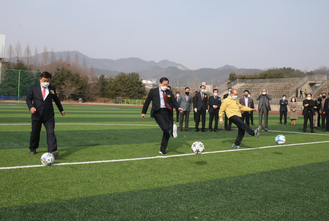 공주대 예산캠퍼스 인잔디구장 준공식에서 시축하는 원성수(가운데) 총장 *재판매 및 DB 금지