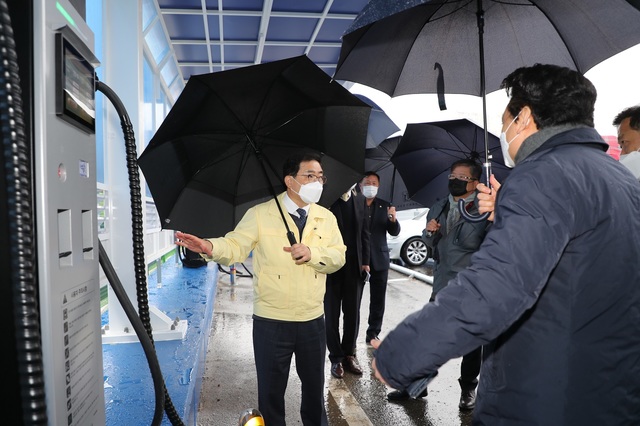 [창원=뉴시스] 강경국 기자 = 허성무 경남 창원시장이 성주사역 시내버스 환승센터 개통식에 참석하고 있다. (사진=창원시청 제공). 2021.03.12. photo@newsis.com *재판매 및 DB 금지