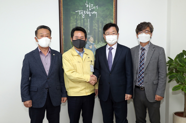 장신상 횡성군수(오른쪽부터 세 번째)군수와 허필홍 홍천군수(두 번째)가 12일 홍천군청에서 만나 동해안~신가평 송전선로 건설사업 백지화에 힘을 모으기로 했다. (사진=홍천군청 제공) *재판매 및 DB 금지
