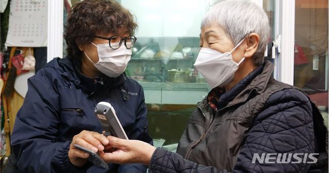 [서울=뉴시스] 서울시 사물인터넷(IoT) 기기 활용 노인맞춤돌봄서비스. (사진=서울시 제공) 2021.03.15. photo@newsis.com