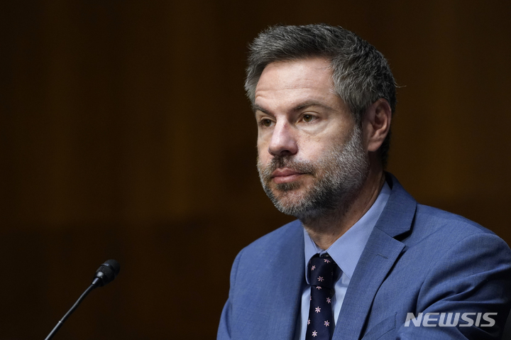 [워싱턴=AP/뉴시스]마이클 셸런버거 환경진보 대표가 지난 3월11일 미 상원 에너지·천연자원위원회 청문회에 출석해 발언하는 모습. 2021.11.04.