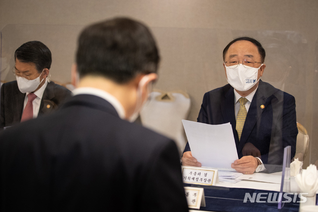 [서울=뉴시스]김명원 기자 = 홍남기 경제부총리 겸 기획재정부 장관이 12일 오전 서울 종로구 정부서울청사 국무위원식당에서 열린 제16차 부동산시장 점검 관계장관회의에 참석해 발언하고 있다. (공동취재사진) 2021.03.12. photo@newsis.com