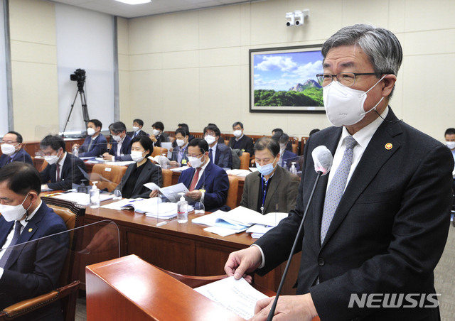 [서울=뉴시스]김진아 기자 = 이재갑 고용노동부 장관이 12일 오전 서울 여의도 국회에서 열린 환경노동위원회 1차 전체회의에서 2021년도 제1회 추가경정예산안에 대한 제안설명을 하고 있다. (공동취재사진) 2021.03.12. photo@newsis.com