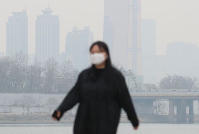 [서울=뉴시스]고승민 기자 = 서울을 비롯한 수도권 지역 미세먼지와 초미세먼지가 '나쁨' 수준을 보인 지난 12일 서울 이촌한강공원에서 마스크를 쓴 시민들이 산책을 하고 있다. 2021.03.12. kkssmm99@newsis.com