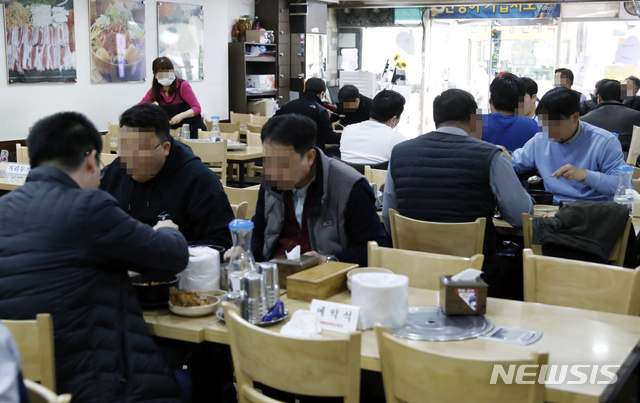 [서울=뉴시스]고승민 기자 =  지난 3월12일 서울의 한 식당에서 직장인들이 거리를 두고 앉아 점심식사를 하고 있다. 2021.03.12. kkssmm99@newsis.com