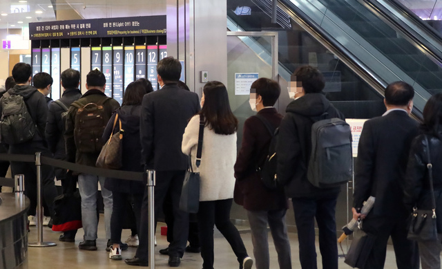 [서울=뉴시스]고승민 기자 =  정부가 코로나19 4차 유행을 막기 위해 수도권 2단계, 비수도권 1.5단계 현 사회적 거리두기를 기존 14일에서 오는 28일까지 연장한다고 발표한 12일 서울의 한 푸드코트에서 시민들이 점심식사를 위해 줄을 서고 있다. 2021.03.12. kkssmm99@newsis.com