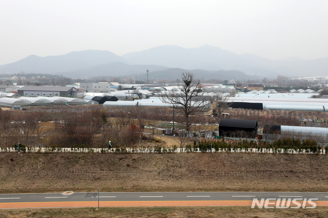 [과천=뉴시스]배훈식 기자 = LH 한국토지주택공사 직원들의 신도시 땅 투기 의혹이 계속된 12일 오후 LH 직원 투기 의혹이 확인된 경기 과천시 과천지구 모습. 2021.03.12. dahora83@newsis.com