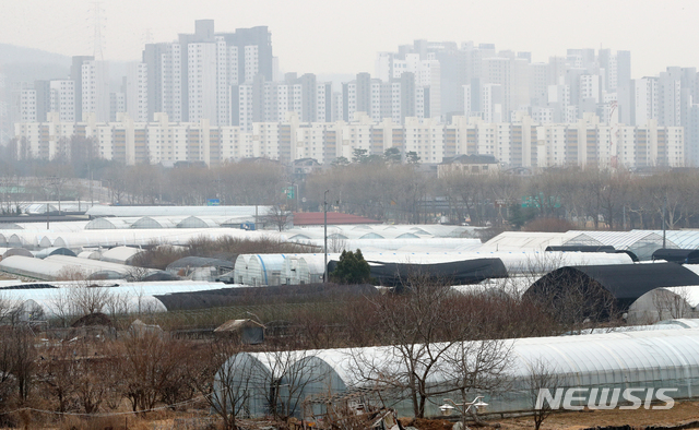 [과천=뉴시스]배훈식 기자 = LH 한국토지주택공사 직원들의 신도시 땅 투기 의혹이 계속된 12일 오후 LH 직원 투기 의혹이 확인된 경기 과천시 과천지구 모습. 2021.03.12. dahora83@newsis.com