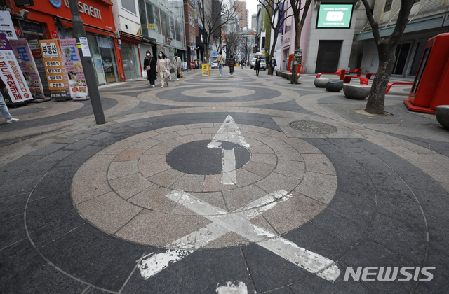 [서울=뉴시스]고승민 기자 =  친구나 연인 사이 사탕을 선물하며 좋아하는 마음을 전하는 날인 '화이트데이'를 이틀 앞둔 12일 서울 명동 거리가 한산하다. 2021.03.12. kkssmm99@newsis.com