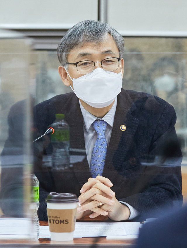 [서울=뉴시스]조수정 기자 = 과학기술정보통신부와 한국산업기술진흥협회가 12일 오후 서울 서초구 한국산업기술진흥협회에서 '센서분야 선도기업 간담회' 를 개최 했다. 김성수 과학기술정보통신부 과학기술혁신본부장이 인사말을 하고 있다. (사진=한국산업기술진흥협회 제공) 2021.03.12. photo@newsis.com *재판매 및 DB 금지