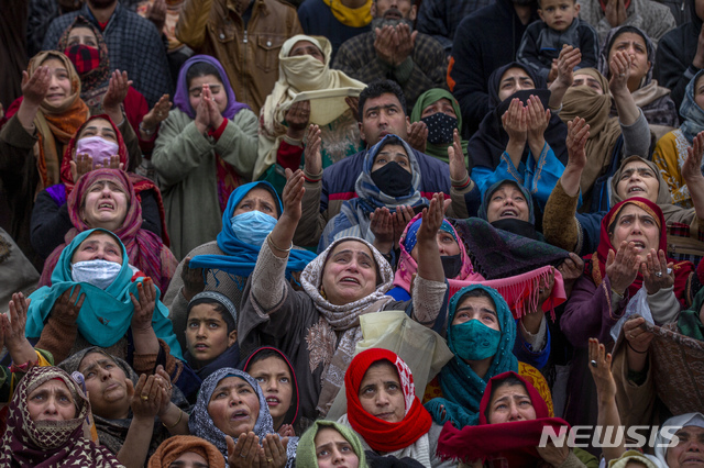 [이슬라마바드( 파키스탄)= AP/뉴시스] 인도령 카슈미르 주민들의 무슬림 축일행사가 열리고있는 하즈라트발 예언자 묘소에서 12일(현지시간) 무슬림 여성들이 기도를 올리고 있다.&nbsp; 이 곳은 예언자 모하메드의 수염을 봉안한 묘소로 분쟁지역 카슈미르에 살고 있는 무슬림들의 정신적 성소이다.&nbsp; 