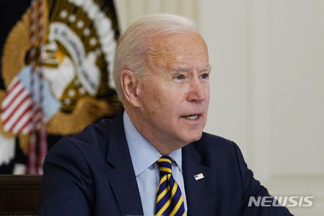 [워싱턴=AP/뉴시스]12일(현지시간) 미국 워싱턴 백악관 다이닝룸에서 조 바이든 미국 대통령이 일본·호주·인도 정상들과 대중 안보 연합체 '쿼드(Quad)' 첫 정상회의를 화상형식으로 가지진 가운데 발언하고 있다. 2021.03.13.