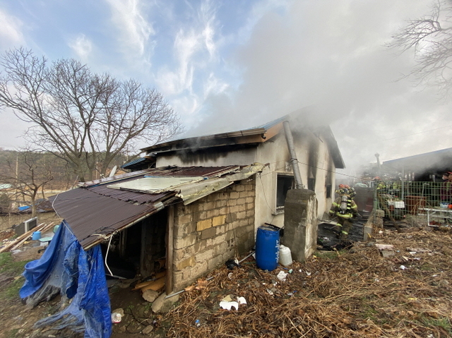 충남 홍성 갈산면 단독주택에서 불이 난 뒤 연기가 피어오르고 있다.(사진=홍성소방서 제공) *재판매 및 DB 금지