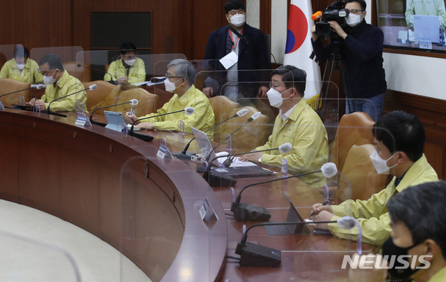 [서울=뉴시스]김명원 기자 = 전해철 중앙재난안전대책본부(중대본) 2차장(행정안전부 장관)이 13일 오전 서울 종로구 정부서울청사에서 열린 코로나19 대응 중앙재난안전대책본부(중대본) 회의에 참석해 발언하고 있다. 2021.03.13. kmx1105@newsis.com