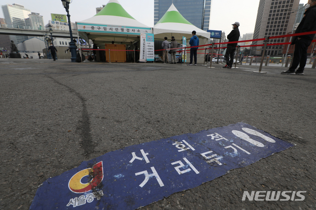 [서울=뉴시스]김명원 기자 = 주말인 13일 오전 서울 중구 서울역 광장 임시선별검사소 주변에 사회적 거리두기 표시가 되어 있다. 중앙재난안전대책본부는 사회적 거리두기 단계(수도권 2단계·비수도권 1.5단계)와 5인 이상 사적모임 금지 조치를 15일부터 28일까지 2주간 더 연장한다고 발표했다.  2021.03.13. kmx1105@newsis.com