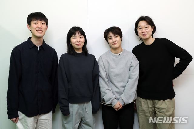 [서울=뉴시스]이윤청 기자 = 음악동아리 '작은 평화' 박현서(왼쪽부터), 전진희, 신온유, 강아솔이 지난 12일 서울 마포구 홍대입구역 인근의 한 카페에서 뉴시스와 인터뷰에 앞서 포즈를 취하고 있다. 2021.03.15. radiohead@newsis.com