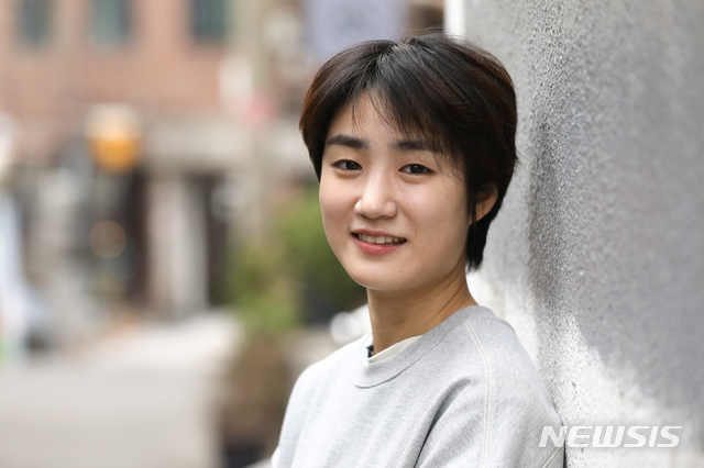 [서울=뉴시스]이윤청 기자 = 음악동아리 '작은 평화' 신온유가 지난 12일 서울 마포구 홍대입구역 인근의 한 카페에서 뉴시스와 인터뷰에 앞서 포즈를 취하고 있다. 2021.03.15. radiohead@newsis.com