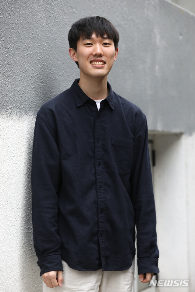 [서울=뉴시스]이윤청 기자 = 음악동아리 '작은 평화' 박현서가 지난 12일 서울 마포구 홍대입구역 인근의 한 카페에서 뉴시스와 인터뷰에 앞서 포즈를 취하고 있다. 2021.03.15. radiohead@newsis.com