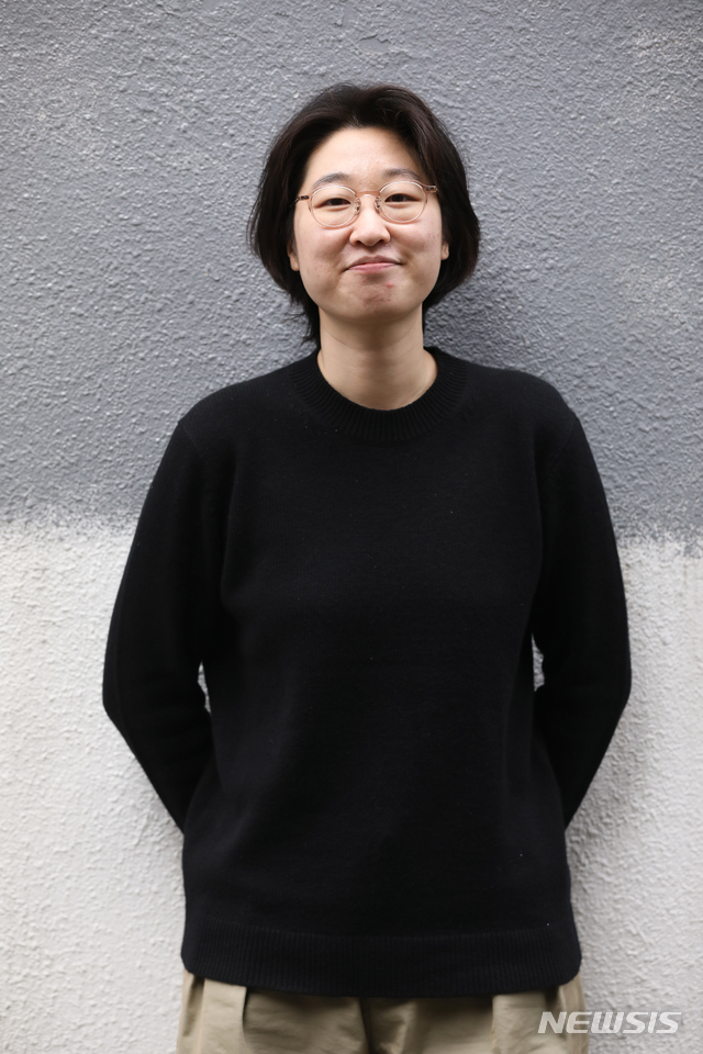 [서울=뉴시스]이윤청 기자 = 음악동아리 '작은 평화' 강아솔이 지난 12일 서울 마포구 홍대입구역 인근의 한 카페에서 뉴시스와 인터뷰에 앞서 포즈를 취하고 있다. 2021.03.15. radiohead@newsis.com