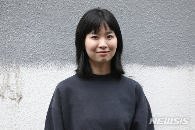 [서울=뉴시스]이윤청 기자 = 음악동아리 '작은 평화' 전진희가 지난 12일 서울 마포구 홍대입구역 인근의 한 카페에서 뉴시스와 인터뷰에 앞서 포즈를 취하고 있다. 2021.03.15. radiohead@newsis.com