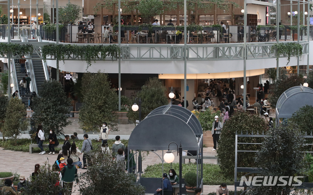 [서울=뉴시스]김명원 기자 = 사회적 거리두기 를 2주 연장한 가운데 13일 서울 영등포 여의도 더현대 서울에는 많은 사람들이 찾아 휴일을 보내고 있다.  2021.03.13. kmx1105@newsis.com