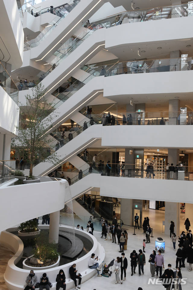 [서울=뉴시스]김명원 기자 = 사회적 거리두기 를 2주 연장한 가운데 13일 서울 영등포 여의도 더현대 서울에는 많은 사람들이 찾아 쇼핑을 하고 있다. 백화점 관계자들은 엘리베이터 등 주요지점에서 쇼핑객들에게 방역수칙을 지키도록 요청했다. 2021.03.13. kmx1105@newsis.com