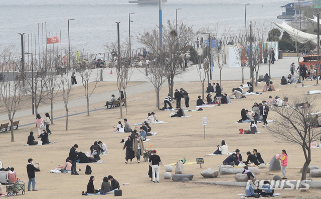 [서울=뉴시스]김명원 기자 = 방역당국이 사회적거리두기를 다음주부터 2주간 더 연장한 가운데 13일 서울 영등포구 여의도 한강공원에는 많은 시민들이 휴일을 보내고 있다. 2021.03.13. kmx1105@newsis.com