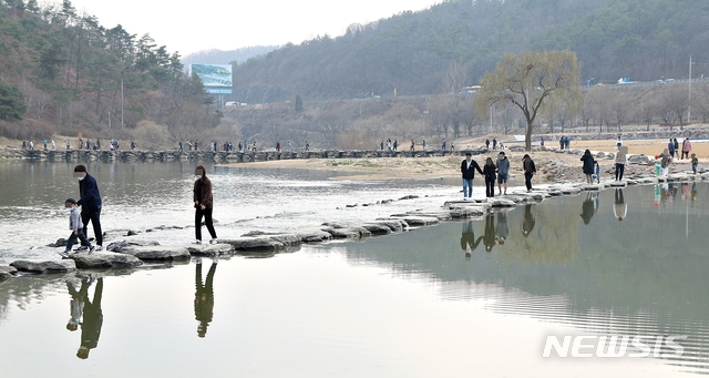 [진천=뉴시스]강신욱 기자 = 14일 포근한 봄 날씨에 충북 진천군 문백면 구곡리 농다리를 찾은 나들이객들이 농다리 상류에 놓인 징검다리를 건너고 있다. 2021.03.14. ksw64@newsis.com 