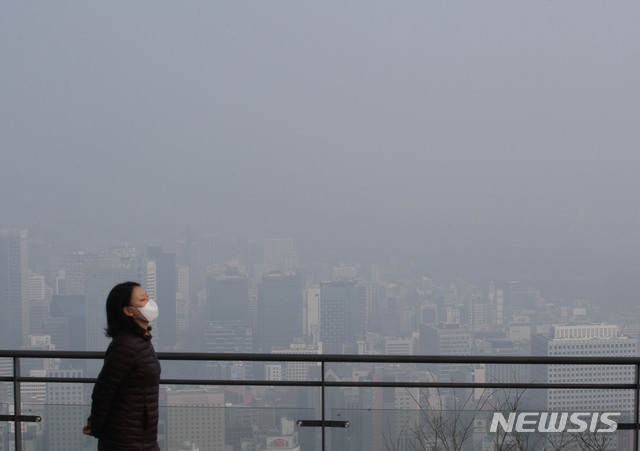 [서울=뉴시스]박주성 기자 = 수도권 지역 등 미세먼지 농도가 '나쁨' 수준을 보인 14일 오전 서울 남산에서 바라본 서울 도심이 미세먼지로 뿌옇게 보이고 있다. 2021.03.14. park7691@newsis.com