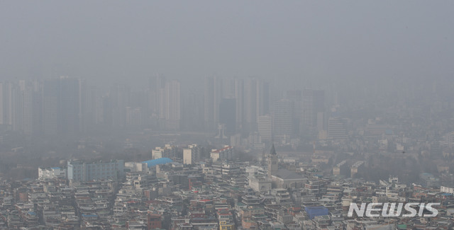 [서울=뉴시스]박주성 기자 = 수도권 지역 등 미세먼지 농도가 '나쁨' 수준을 보인 14일 오전 서울 남산에서 바라본 서울 도심이 미세먼지로 뿌옇게 보이고 있다. 2021.03.14. park7691@newsis.com