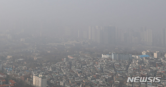 [서울=뉴시스]박주성 기자 = 수도권 지역 등 미세먼지 농도가 '나쁨' 수준을 보인 14일 오전 서울 남산에서 바라본 서울 도심이 미세먼지로 뿌옇게 보이고 있다. 2021.03.14. park7691@newsis.com