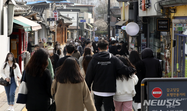 [서울=뉴시스]최진석 기자 = 지난 14일 오후 서울 종로구 감고당길에서 사람들이 주말을 만끽하고 있다. 2021.03.14. myjs@newsis.com