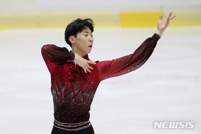 [의정부=뉴시스]김병문 기자 = 이시형(고려대학교)이 14일 오후 경기 의정부실내빙상장에서 열린 '20/21 KB금융 전국남녀 피겨스케이팅 회장배 랭킹대회' 남자 시니어 프리 스케이팅에 출전해 연기를 선보이고 있다. 2021.03.14. dadazon@newsis.com