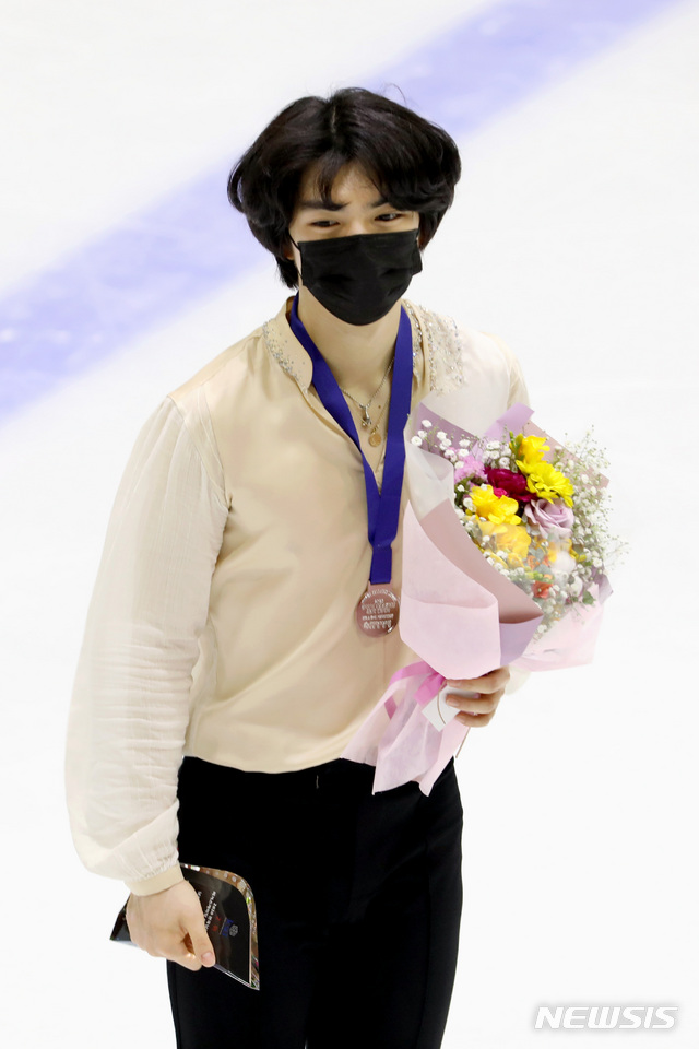 [의정부=뉴시스]김병문 기자 = 차준환이 14일 오후 경기 의정부실내빙상장에서 열린 '20/21 KB금융 전국남녀 피겨스케이팅 회장배 랭킹대회' 시상식에서 은메달을 목에 걸고 있다. 2021.03.14. dadazon@newsis.com