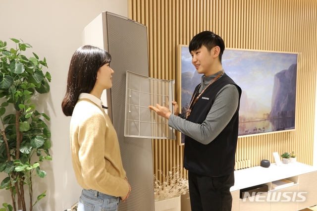 [서울=뉴시스] 에어컨 사전점검 서비스 제공 모습 (제공=삼성전자)