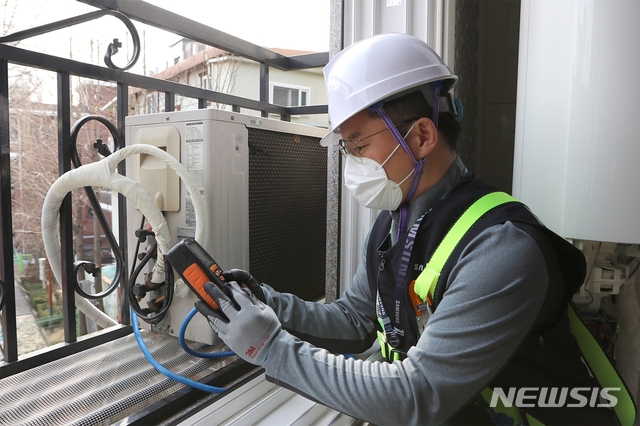 [서울=뉴시스] 에어컨 사전점검 서비스 제공 모습 (제공=삼성전자) 