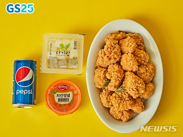 [서울=뉴시스] GS25가 지난 1년간 배달 상품 분석과 고객 설문을 통해 요구를 적극 반영한 쏜살치킨을 출시했다. (사진=GS25 제공)