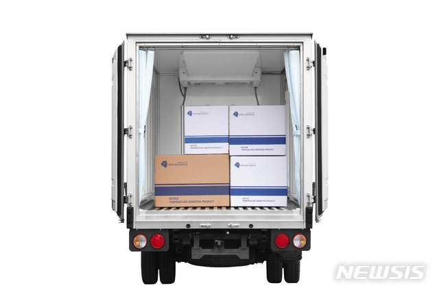 [서울=뉴시스] 코로나19 백신 안전 수송 위한 냉동·냉장 탑차 솔루션 차량 후면 (제공=캐리어냉장) 