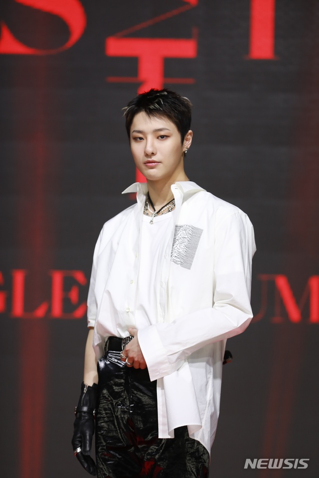 [서울=뉴시스]가수 우즈(조승연)가 15일 첫 싱글 앨범으로 컴백한다. 사진은 이날 진행된 온라인 미디어 쇼케이스. (사진=위에화엔터테인먼트 제공) 2021.03.15. photo@newsis.com