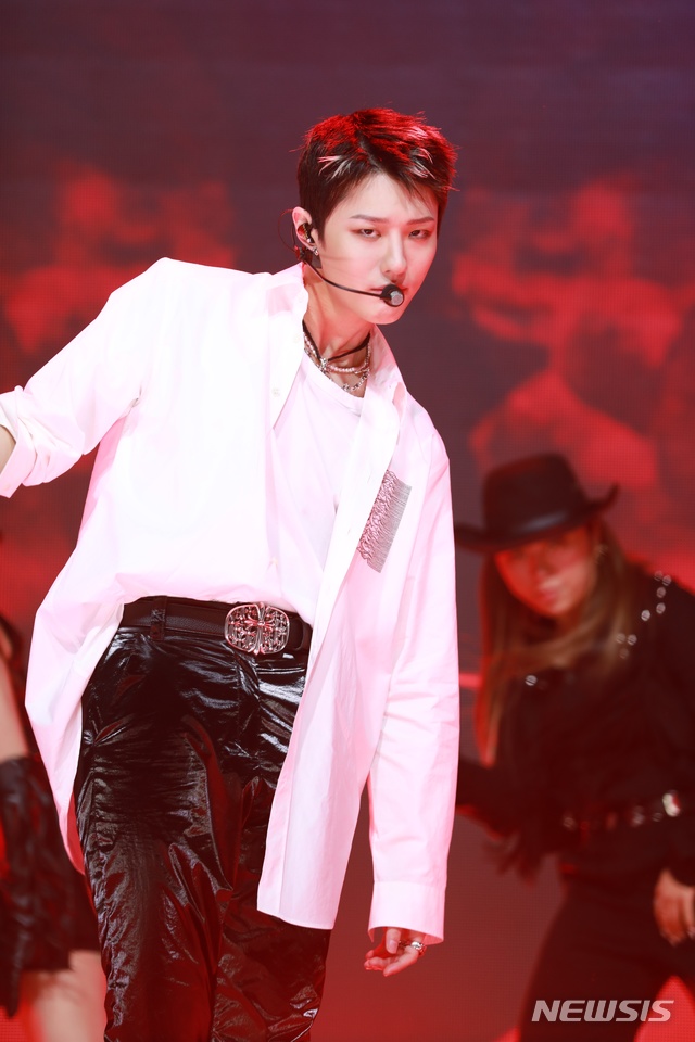 [서울=뉴시스]가수 우즈(조승연)가 15일 첫 싱글 앨범으로 컴백한다. 사진은 이날 진행된 온라인 미디어 쇼케이스. (사진=위에화엔터테인먼트 제공) 2021.03.15. photo@newsis.com