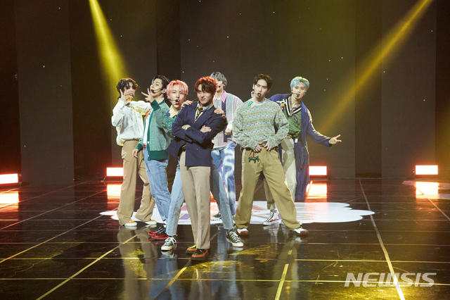 [서울=뉴시스] 그룹 '펜타곤'이 15일 미니 11집 '러브 올 테이크(LOVE or TAKE)' 온라인 미디어 쇼케이스를 진행했다. (사진=큐브 엔터테인먼트 제공) 2021.03.15. photo@newsis.com