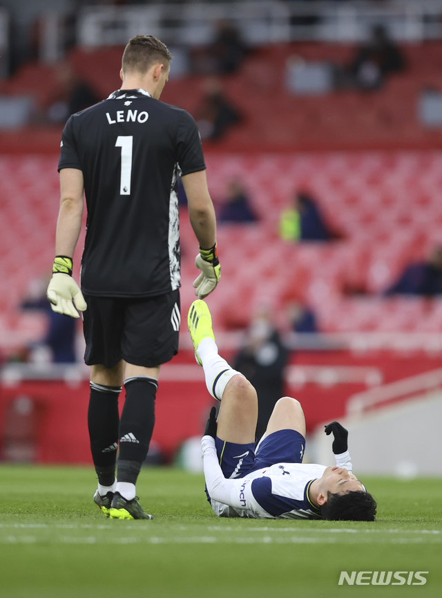 [런던=AP/뉴시스]손흥민이 14일(현지시간) 영국 런던의 에미레이츠 스타디움에서 열린 아스널과 2020-2021 잉글랜드 프로축구 프리미어리그(EPL) 28라운드 경기 중 근육 부상으로 쓰러져 있다. 손흥민은 허벅지 근육 부상으로 전반 19분 에리크 라멜라와 교체됐고 토트넘은 1-2로 역전패 했다. 2021.03.15.