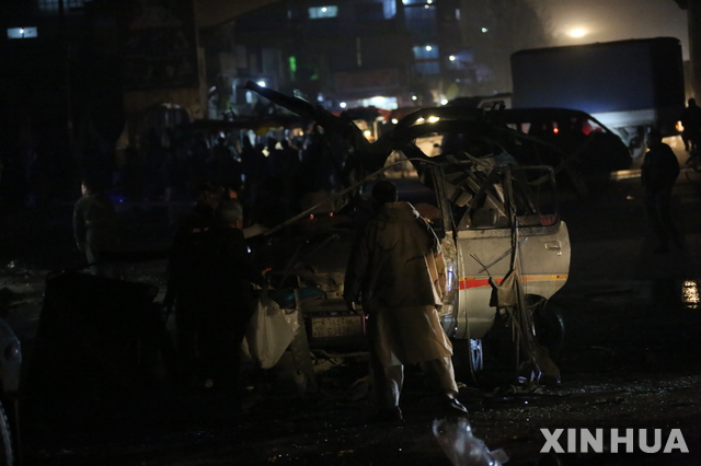 [카불=신화/뉴시스]14일(현지시간) 아프가니스탄 보안군이 수도 카불에서 발생한 폭발 현장을 조사하고 있다. 현지 경찰은 카불에서 발생한 두 건의 폭발로 민간인 3명이 숨지고 12명이 부상했다고 밝혔다. 2021.003.15.