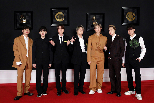 [서울=뉴시스] 그룹 '방탄소년단'(BTS)이 15일(한국시간) 온라인으로 '제63회 그래미 어워즈(GRAMMY AWARDS)' 레드카펫에 참여했다. 방탄소년단은 그래미 어워즈 베스트 팝 듀오/그룹 퍼포먼스 부문에 '다이너마이트'로 후보에 올랐지만 수상이 불발됐다. 2021.03.15. (사진= 빅히트 엔터테인먼트 제공) photo@newsis.com *재판매 및 DB 금지