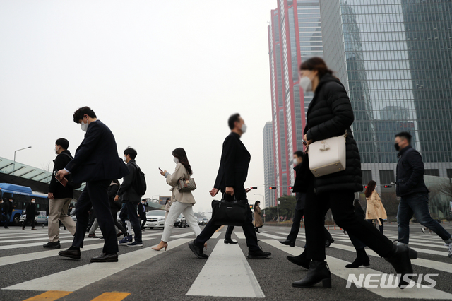 [서울=뉴시스]이윤청 기자 = 여의도 출근 중인 직장인들의 모습. 2021.03.15. radiohead@newsis.com