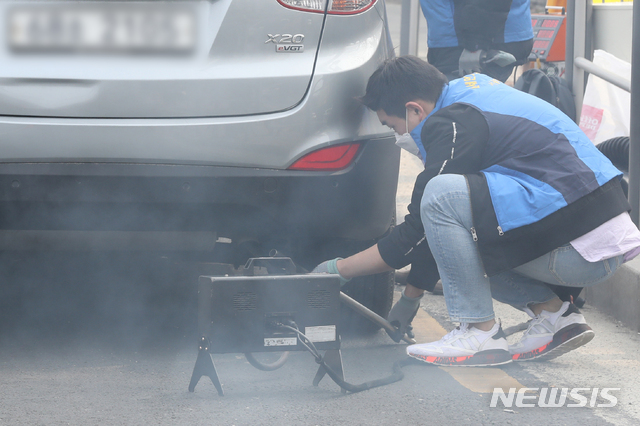 [서울=뉴시스]이윤청 기자 = 서울시청 기후환경본부 차량공해저감과 운행차관리팀 공무원들이 자동차 배출가스 단속을 하고 있다. 2021.03.15. radiohead@newsis.com