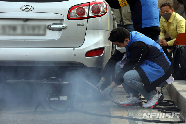 [서울=뉴시스 서울 양천구 궁동터널 인근에서 서울시청 기후환경본부 차량공해저감과 운행차관리팀 공무원들이 자동차 배출가스 단속을 하고 있다. (사진=뉴시스 DB). **위 사진은 기사 내용과 무관합니다.