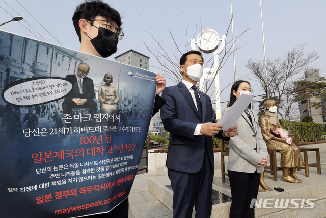 [서울=뉴시스]최진석 기자 = 이승로(가운데) 성북구청장과 계성고 학생, 사이버외교사절단 반크 회원들이 15일 오전 서울 성북구 분수마루 광장 한·중 평화의소녀상 앞에서 '램지어 교수의 역사 왜곡 규탄 피켓시위'를 하고 있다. 2021.03.15. myjs@newsis.com